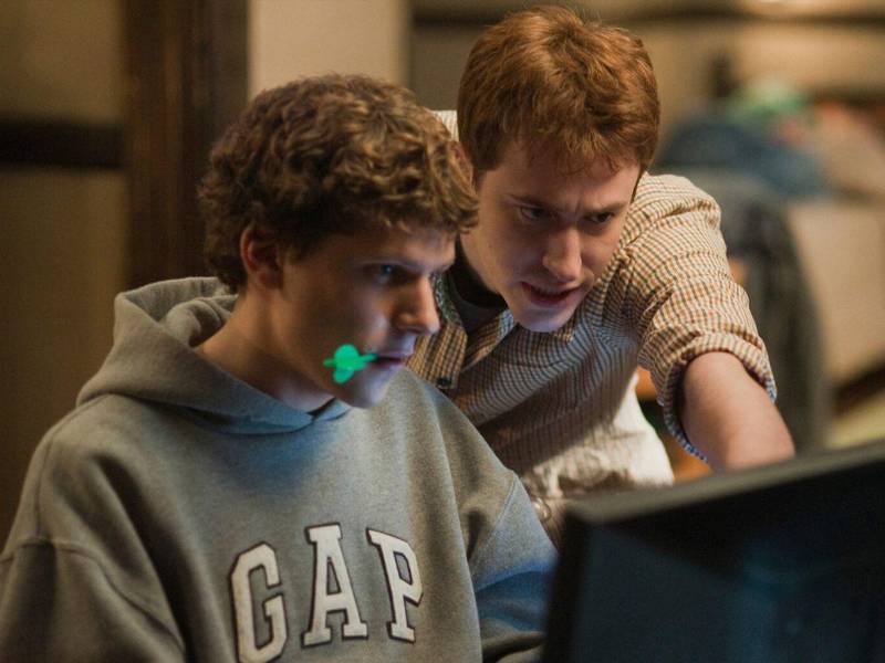 The Social Network, estrenada en 2010 y dirigida por David Fincher, narra los inicios de Facebook desde su creación en Harvard por Mark Zuckerberg, interpretado por Jesse Eisenberg.