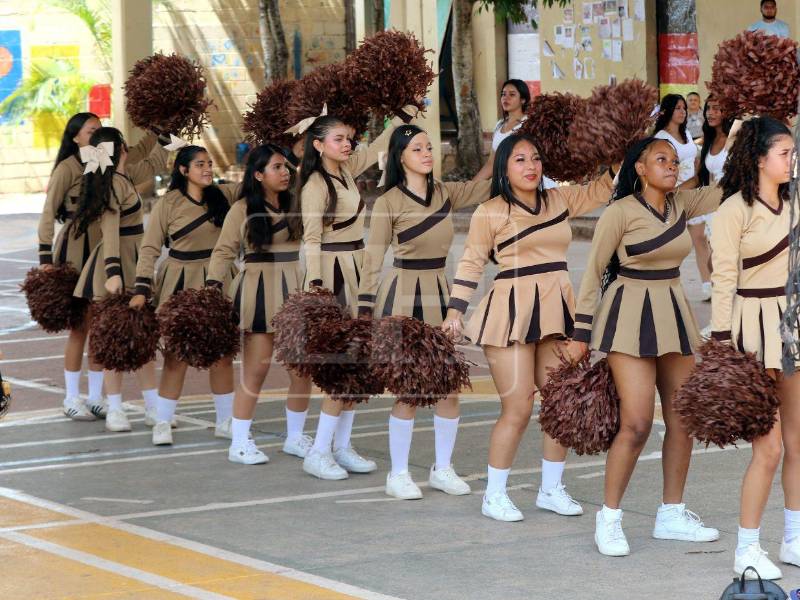 Pomponeras del Técnico Honduras se preparan para una esperada presentación.