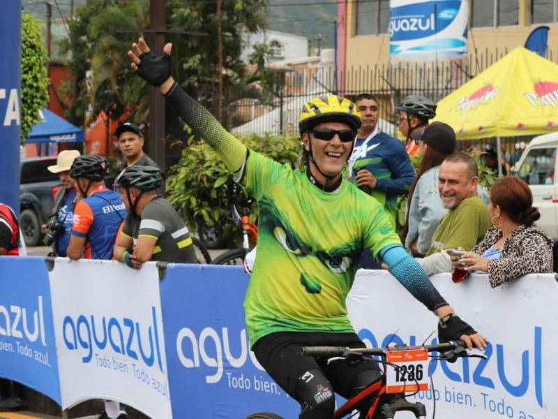 La jornada ciclística estuvo cargada de estilo y versatilidad en materia de indumentaria, pero también hubo espacio para esas camisetas curiosas que llemaron la atención.