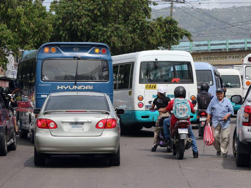 La congestión vial en la capital impacta a pequeños comerciantes, como José Ilovares, quien lucha a diario contra filas eternas para ganarse la vida.