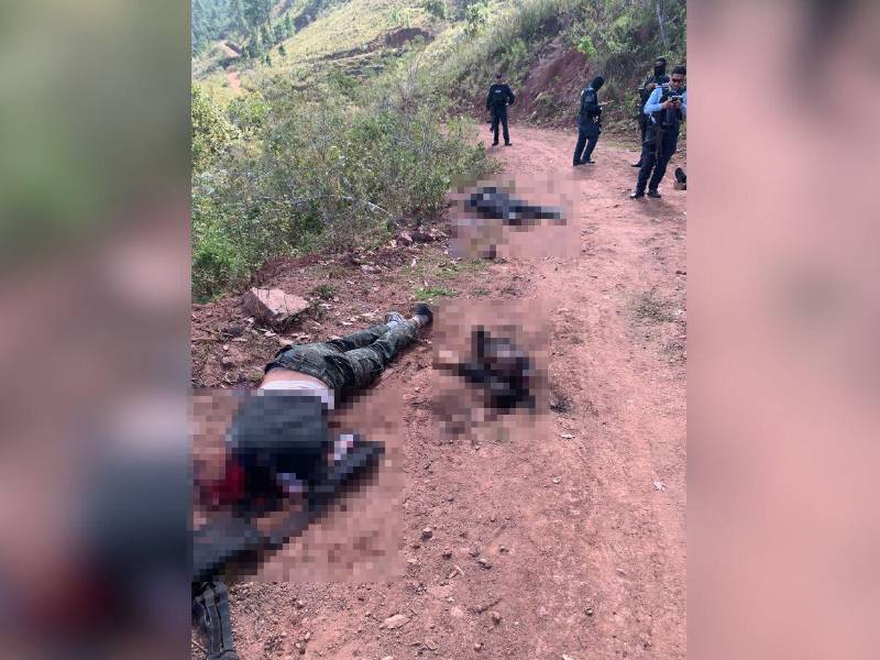 Las víctimas habrían sido emboscadas por un grupo rival mientras transitaban por una ruta utilizada para evadir operativos policiales en la zona. Los cuerpos estaban sin cabeza y algunos sin brazos; aquí más detalles.