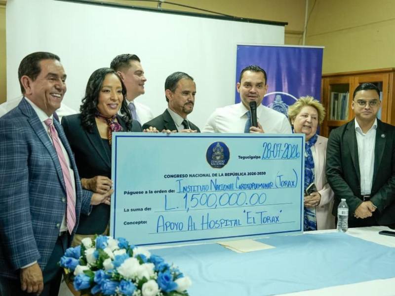 La entrega fue encabezada por el presidente del Congreso Nacional, Tomás Zambrano, junto a los diputados nacionalistas de Francisco Morazán.