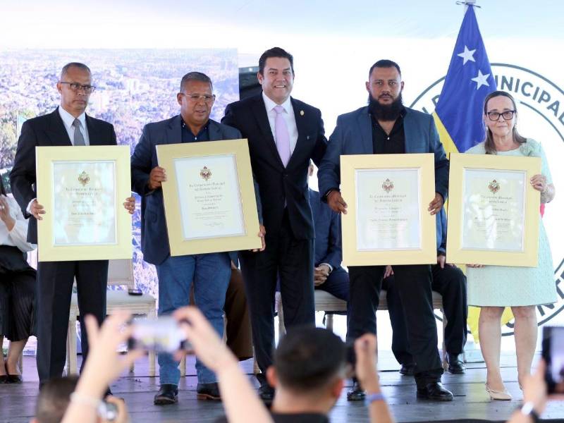 Cuatro profesionales de la comunicación —un veterano de la radio y la televisión, un fotorreportero, un camarógrafo y un medio digital— recibieron los galardones que llevan los nombres de tres referentes históricos del gremio periodístico.