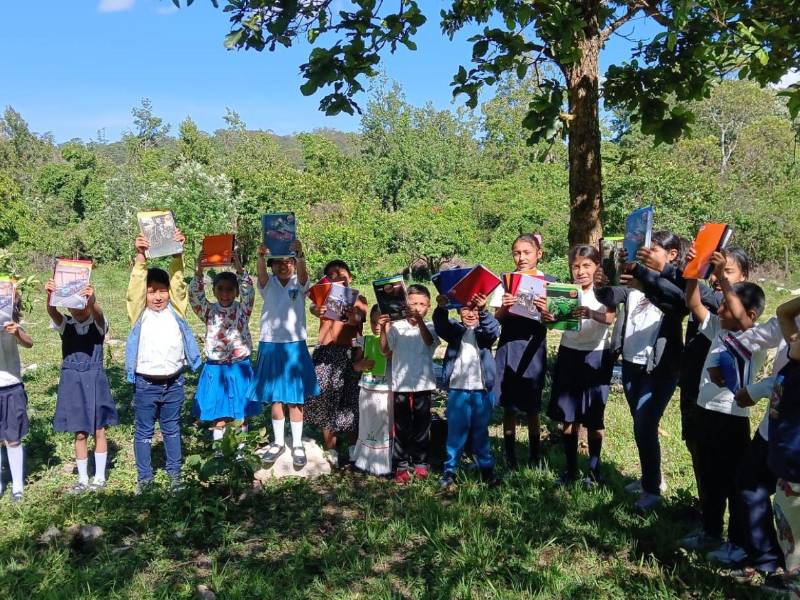 Los estudiantes de comunidades rurales de Lepaterique recibieron el 2025 cuadernos, lápices y colores, herramientas que fortalecen su aprendizaje y su futuro.