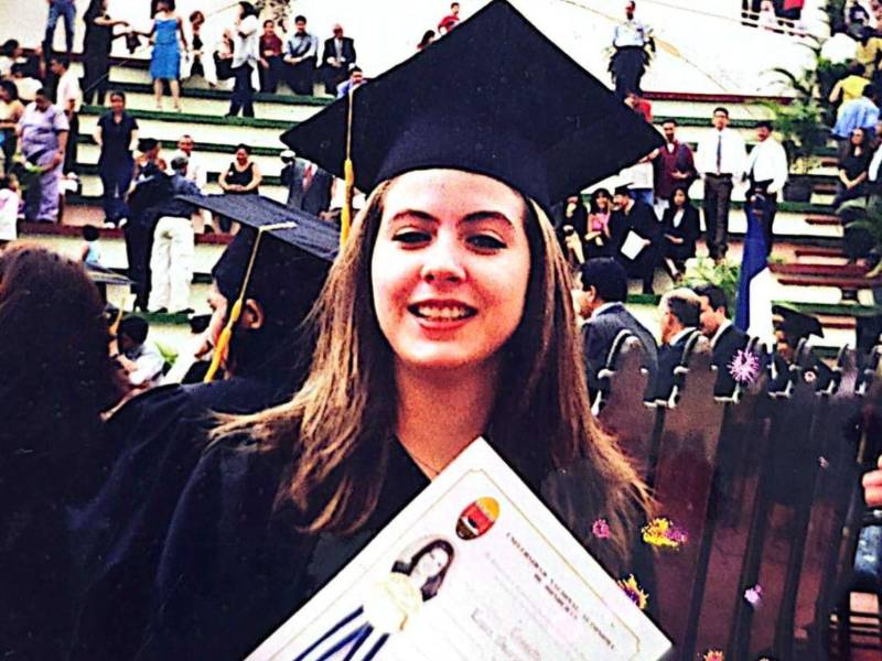 En 2001 se graduó de licenciada en ciencias jurídicas y sociales, en la Universidad Nacional Autónoma de Honduras (UNAH). Cuenta que es la cuarta generación de abogados en su familia paterna.