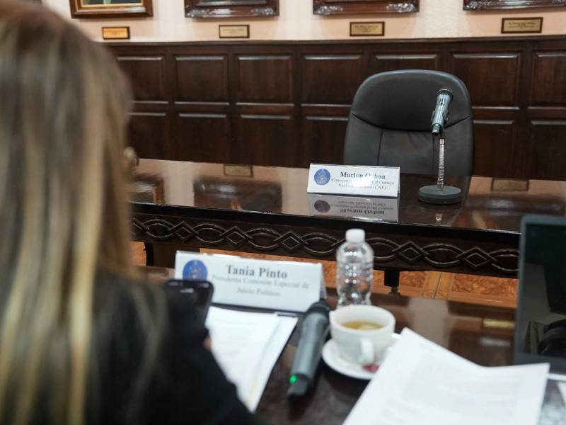 La silla asignada para Marlon Ochoa permanece vacía este lunes 13 de abril durante su juicio político, mismo que se encuentra en receso.