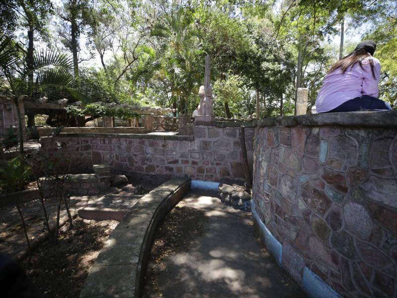 Las lápidas están ubicadas donde una vez funcionó un estanque, en el que vivían tortugas.