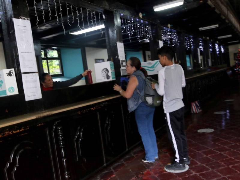 En el Correo Nacional, los usuarios siguen llegando a depositar sus correspondencias.