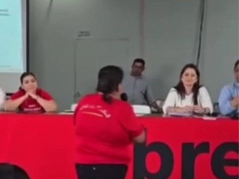 Durante una asamblea celebrada en San Pedro Sula, una militante criticó el rol inactivo de Scherly Arriaga y otros diputados con respecto al apoyo que debían darle a la militancia de Libre.