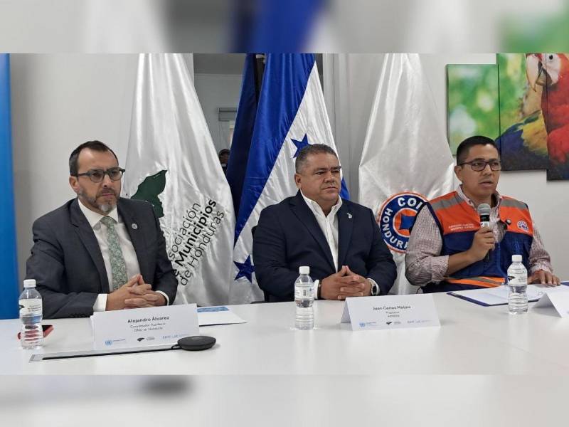El presidente de la Amhon, Juan Carlos Molina, estuvo junto a las demás autoridades para presentar el plan de apoyo a los municipios.