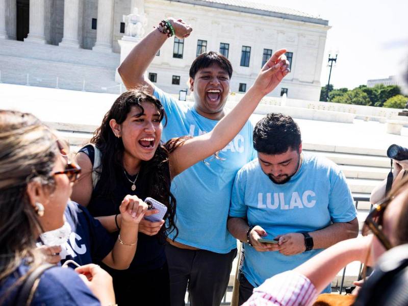 Simpatizantes de partidarios de la ciudadanía por nacimiento reaccionaron alegres después de que la Corte Suprema de Estados Unidos rechazara la orden ejecutiva del presidente estadounidense Donald Trump que intentaba revertir ese derecho.