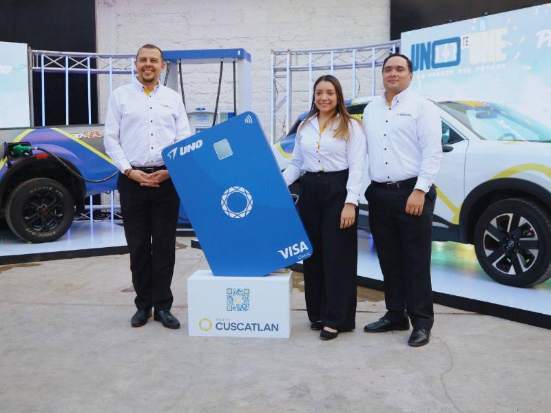 Allan Castillo, gerente de Medios de Pago Banco Cuscatlan, junto a su equipo durante el evento de revelación de la campaña.
