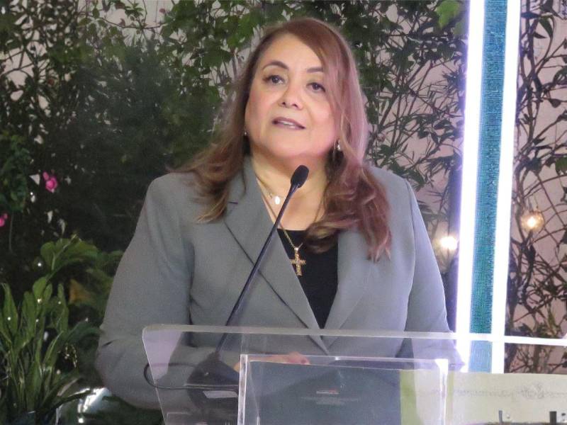 La Gerente General de Banrural, licenciada Gabriela Nuñez, mientras brindaba su discurso en el evento de lanzamiento del Seguro Agrícola.