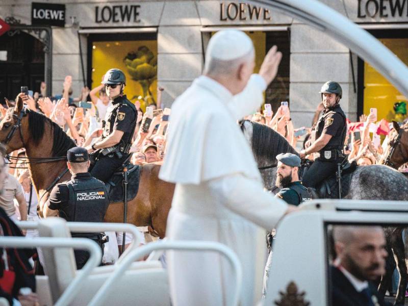 Religión. El papa León XIV saluda a la gente desde el papamóvil tras presidir el encuentro ‘Tejer redes con el mundo de la cultura, la educación, la empresa y el deporte’, ayer domingo en el Movistar Arena de Madrid.
