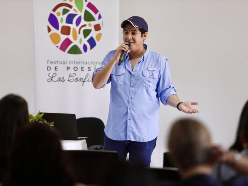 El escritor Luis Lezama inició su participación con anécdotas que le dieron contexto al papel fundamental de un docente en la vida de un alumno.