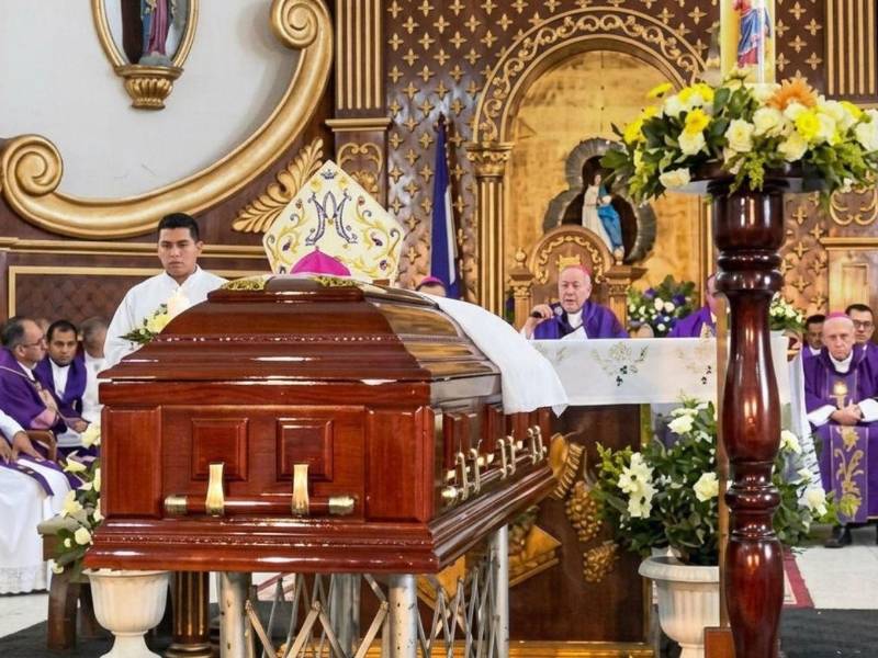 La misa se desarrolló en un ambiente de oración y recogimiento, con la participación de personas cercanas al religioso.