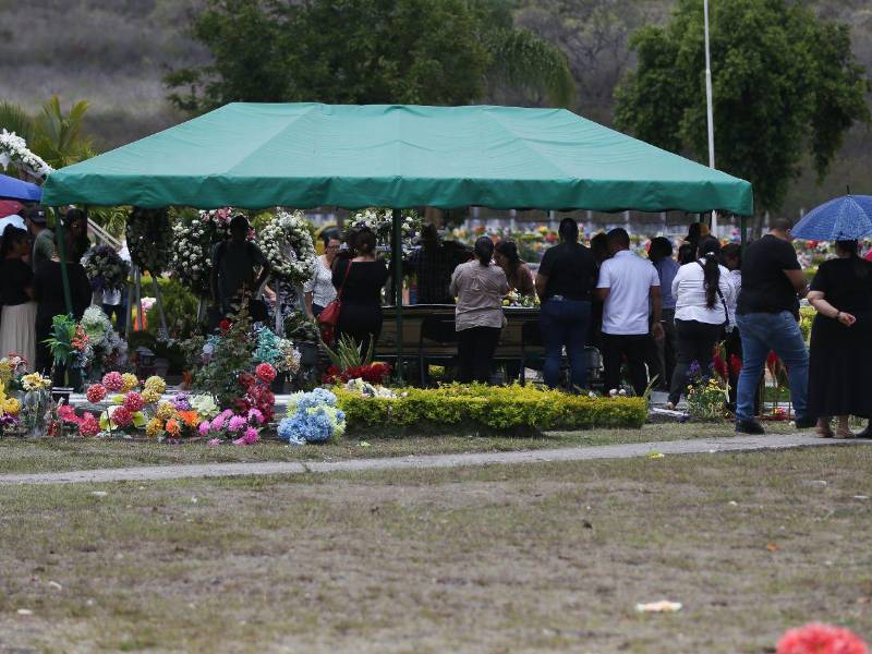 En el mismo campo santo fue sepultada la señora Orestila Castellanos Tróchez.