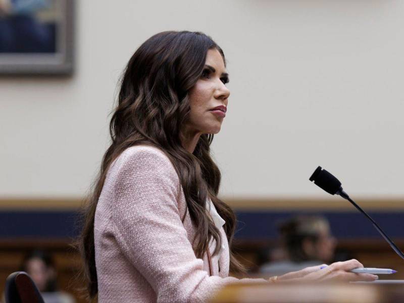 Noem es miembro del Partido Republicano y se desempeñó como la 33.ª gobernadora de Dakota del Sur de 2019 a 2025.