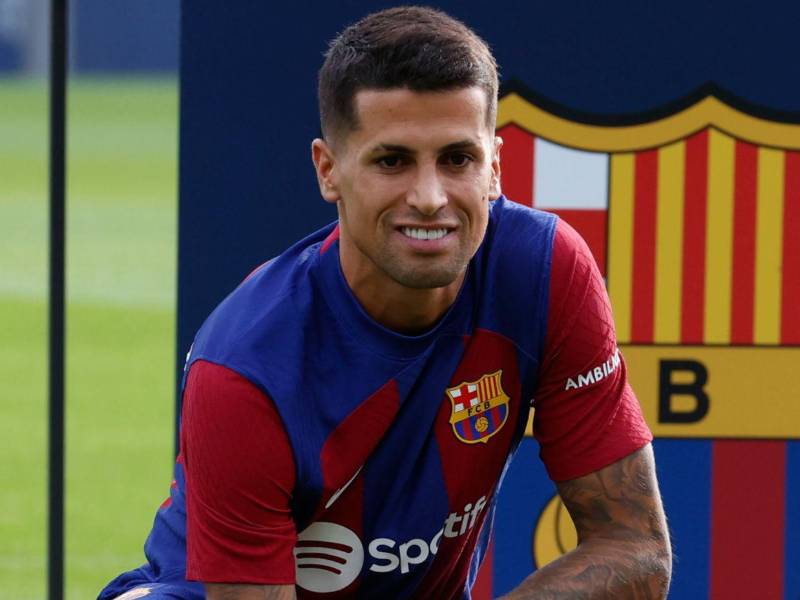 Joao Cancelo durante su etapa como jugador del Barcelona.