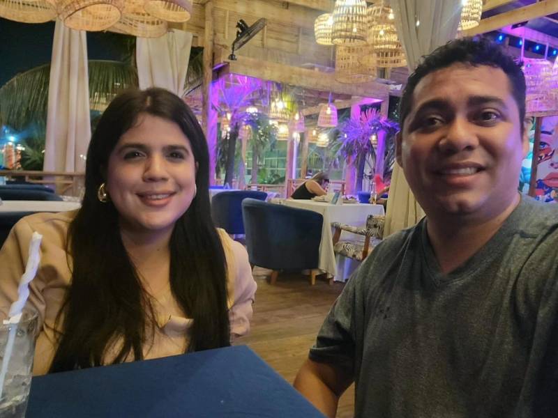 Bessy Ramírez, directora de MUE, aparece con José Jorge Portillo, directivo de Jóvenes Metas y también tesorero de Mujeres Unidas Extraordinarias.