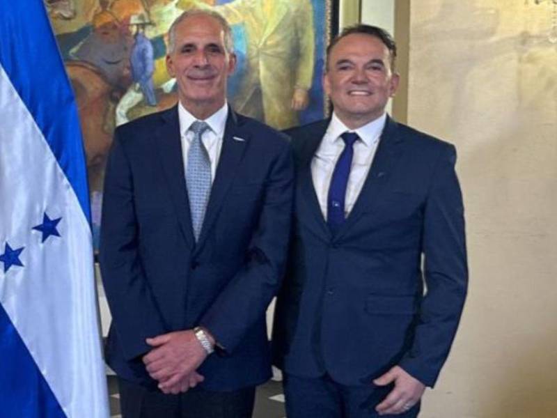 Edwin Cruz (derecha) asumió nuevamente la dirección del Hospital General San Felipe, cargo que ya había desempeñado durante el mandato de Juan Orlando Hernández.