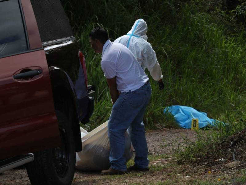 El cuerpo de la mujer quedó a poca distancia del segundo cadáver encontrado en la escena.
