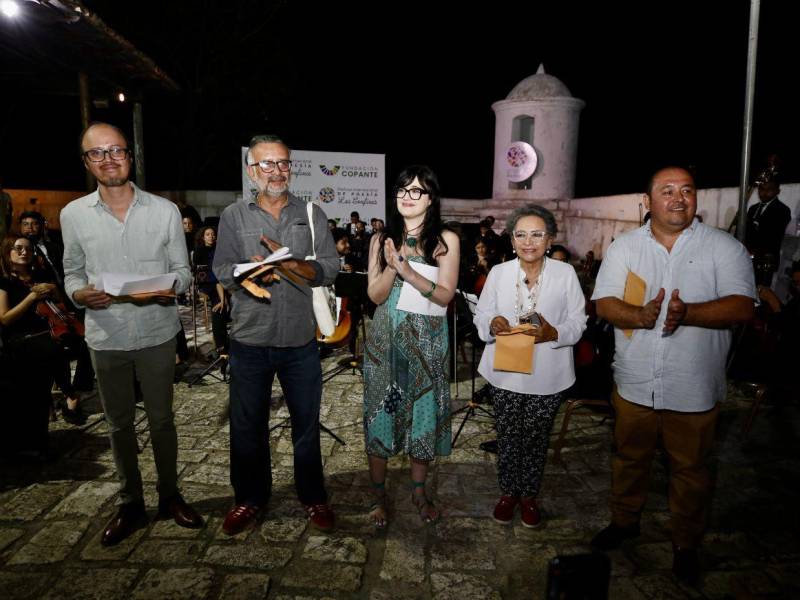 Los miembros del jurado del IX Premio Nacional de Poesía Los Confines: Carlos Ordóñez, Javier Payeras y Marisa Martínez Pérsico, junto a la ministra de la Secapph, Anarella Vélez, y el director del festival Salvador Madrid.
