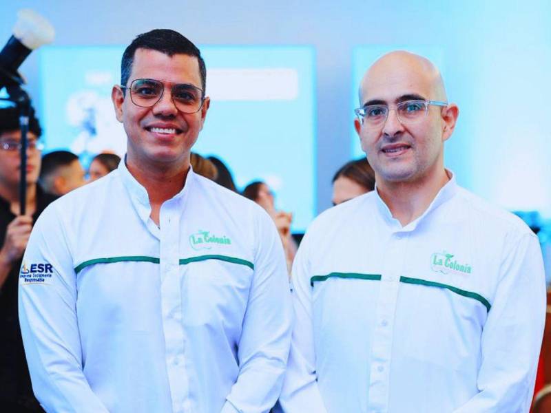 Miguel Vargas junto a José Elias Flefil en el evento de entrega de TOM 2026.