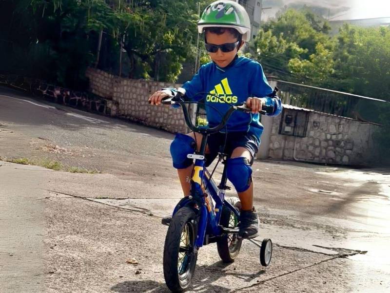 Cesarito luce con personalidad la bicicleta que lo acompañará en la vuelta heraldista para los niños.