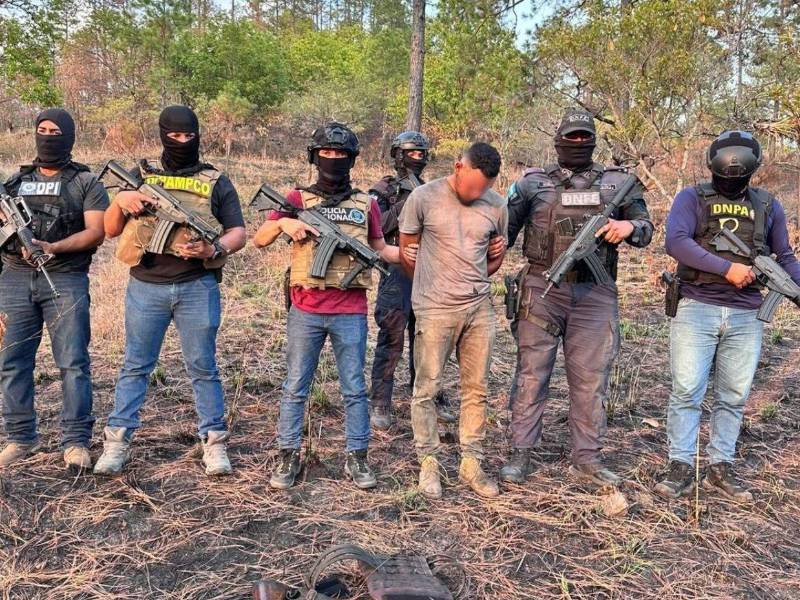 Las fuerzas del orden mantienen operativos en zonas montañosas de Yoro y Francisco Morazán, donde han detenidos a varias personas relacionadas con la estructura criminal.