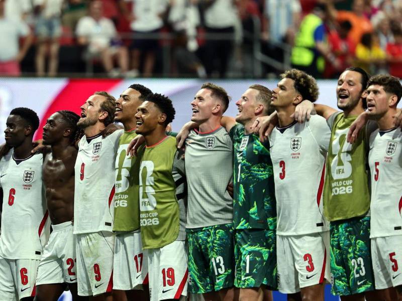 Jugadores de Inglaterra cantan juntos Wonderwall tras el triunfo sobre República Democrática del Congo, que les dio el pase a los octavos de final del Mundial 2026.