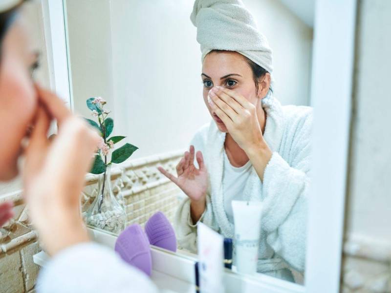 “La piel se vuelve áspera porque pierde agua y capacidad de retenerla”, afirma la experta.