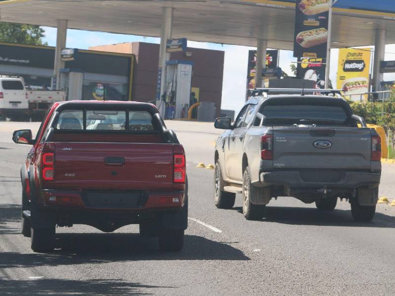 Cada día es común ver vehículos sin placas en las calles de Tegucigalpa y otras ciudades del país, un problema que se arrastra desde mayo de 2023.