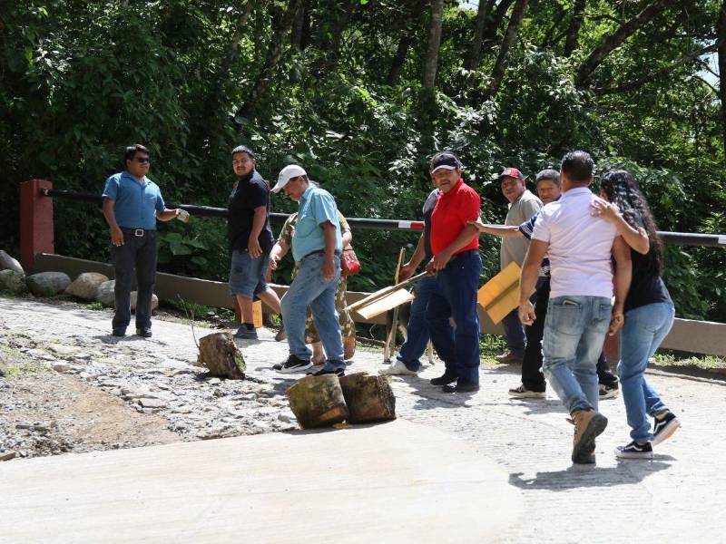 Los vecinos esperan que los bloque sean quitados por la Alcaldía Municipal
