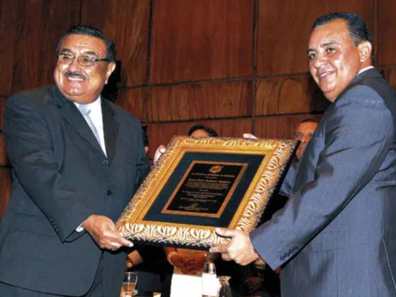 Nahúm Valladares recibió el máximo galardon al periodismo hondureño, el Álvaro Contreras, en un momento duro para la comunicación en el país.