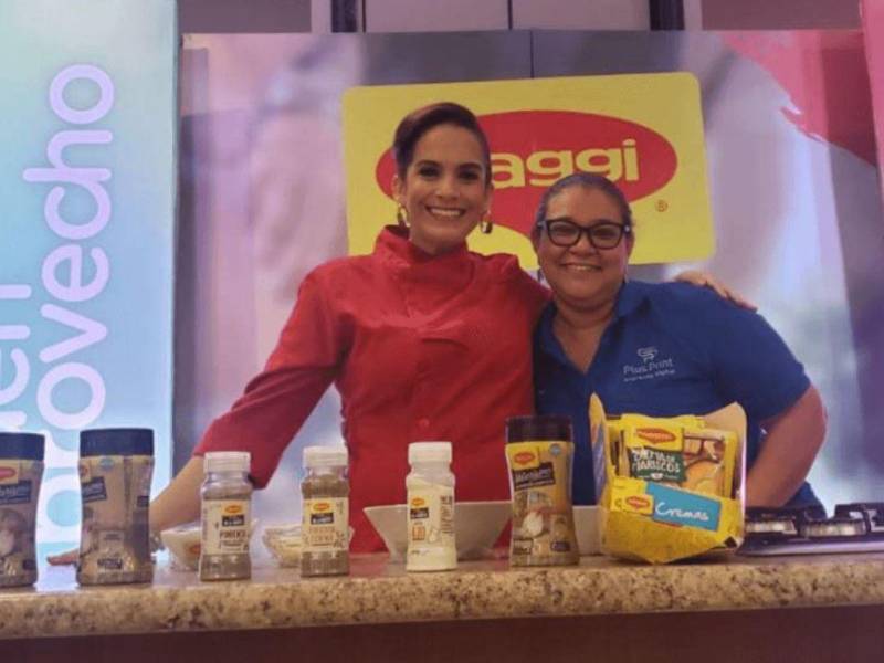 La chef Sandra Díaz, durante la Expo Buen Provecho 2023 en Expocentro San Pedro Sula, donde compartió una receta de mariscos.