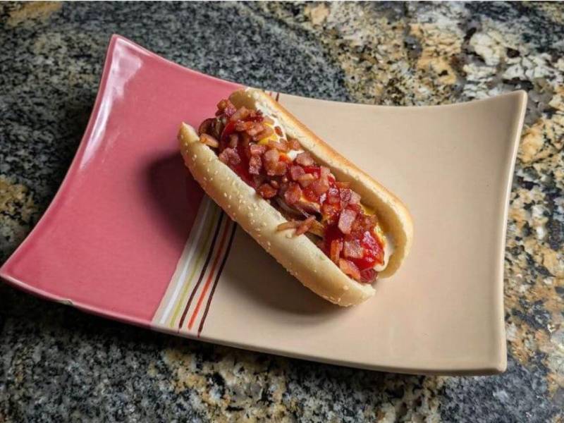 El hot dog de estadio, que se come en las manos, de pie y con prisa, un platillo práctico para prepara en familia.