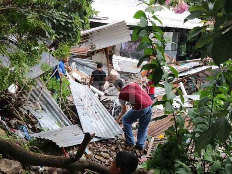 Con los trabajos de limpieza iniciaron este jueves su mañana los afectados por el deslizamiento de tierra en la colonia Villa Unión de la capital. Aquí las imágenes.
