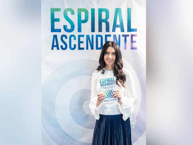 Pamela Ayuso presentó de manera física su nuevo libro Espiral ascendente, que a dos semanas de su lanzamiento digital, alcanzó en la categoría de betseller en Amazon.