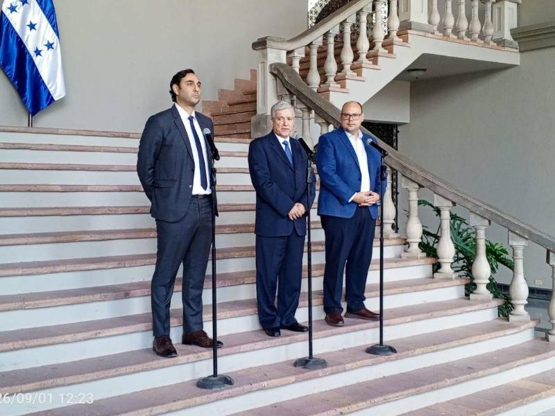 Los funcionarios brindaron entrevistas en las gradas de Casa Presidencial.