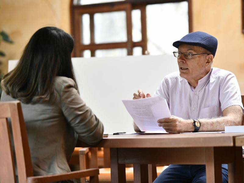 Con un lenguaje accesible —que él mismo señaló como el mayor desafío enfrentado durante la elaboración de su obra—, el texto propone una relectura del fenómeno pandémico, desmenuza sus inconsistencias y advierte sobre los riesgos de repetir los mismos errores.