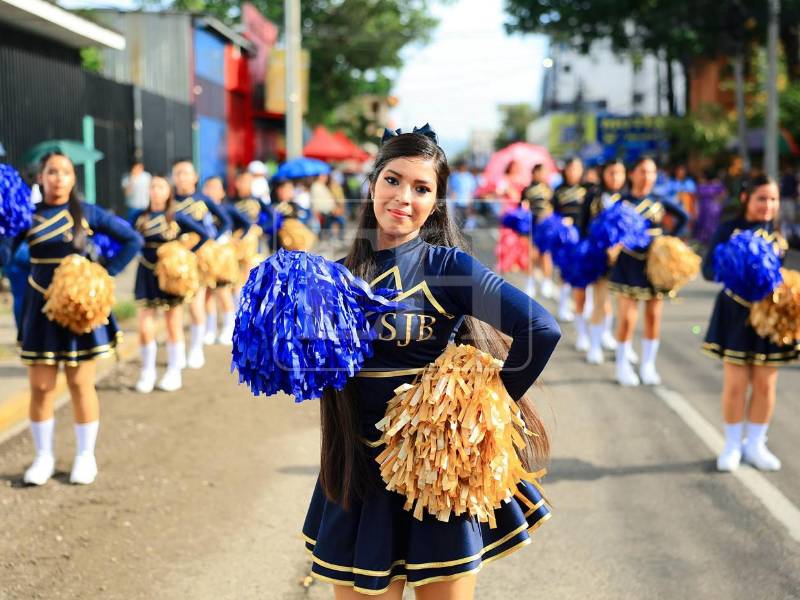 Un clima agradable acompaña este martes a los estudiantes que participan en los desfiles patrios por las calles de la ciudad industrial para conmemorar el aniversario de la independencia de Honduras.
