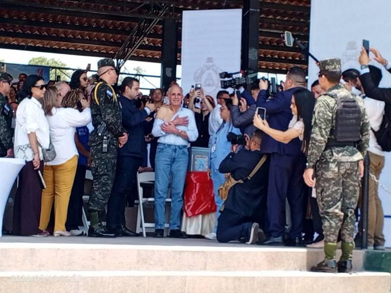 El presidente Asfura al inaugurar la jornada de vacunación dijo: Las vacunas salvan vida. Cumplamos con ese deber, vamos a estar bien, mientras se aplicaba su dosis contra la influenza.