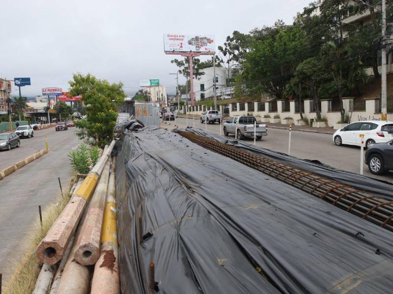 El proyecto del túnel en la colonia Florencia, sobre el bulevar Suyapa, quedó totalmente abandonado, con varillas y materiales de construcción a la intemperie.