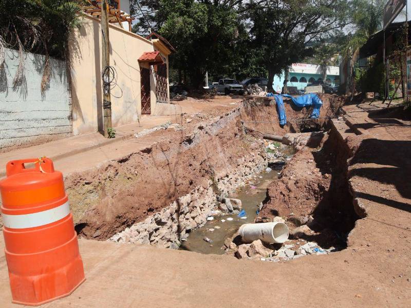 El gran socavón se encuentra a las inmediaciones del concurrido mercado San Pablo.