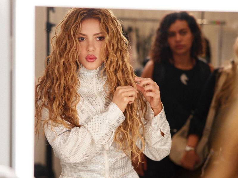 La melena larga, rubia y ondulada de Shakira se ha convertido en uno de los rasgos más reconocibles de su imagen. A lo largo de su carrera, la cantante colombiana ha experimentado con tonos oscuros, rojos intensos y diferentes matices de rubio, pero el volumen y la textura han seguido presentes en buena parte de sus estilismos. Su apariencia ofrece varias claves para quienes buscan unas ondas con movimiento, definición y un acabado natural.