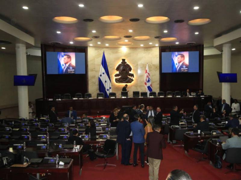 ​Prohibirlos por completo es ilógico, puesto que como gobierno estamos dotando de tabletas a los estudiantes, expresó Arnold Burgos.