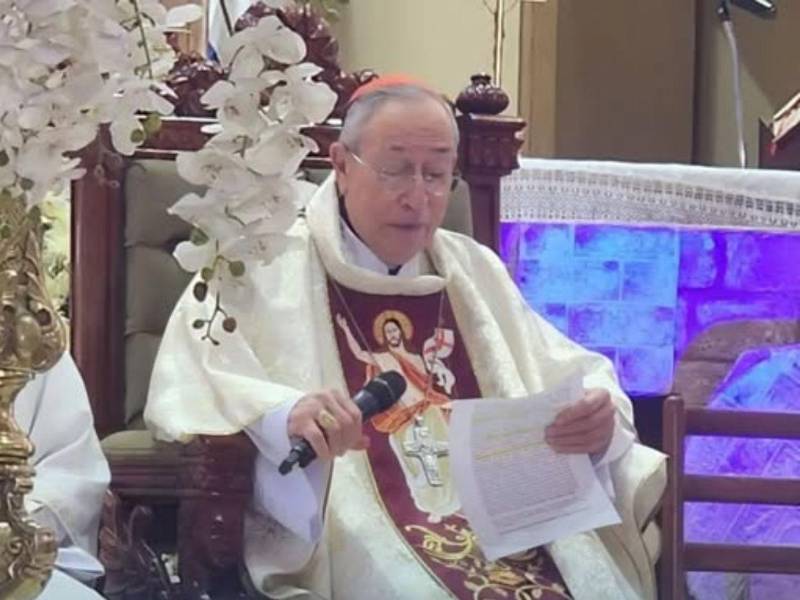 El cardenal Óscar Andrés Rodríguez durante la homilía de este Domingo de Resurrección.