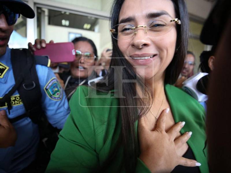<b>Isis Cuéllar</b> quedó suspendida este jueves -5 de febrero- de su cargo como parlamentaria por el departamento de Copán en el Congreso Nacional, pero eso no le borró la sonrisa al salir de la Corte Suprema de Justicia, pues se defenderá en libertad. Aquí las imágenes del momento en que abandonaba la corte entre sonrisas de cinismo y burla.