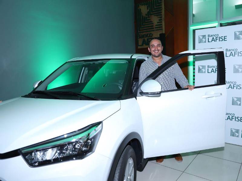 Banco LAFISE entrega Toyota Raize 2025 al ganador de la promoción “El banco que te invita a ahorrar”